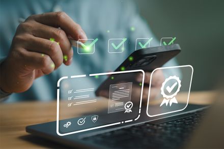 Foto: Mann mit Smartphone und Laptop