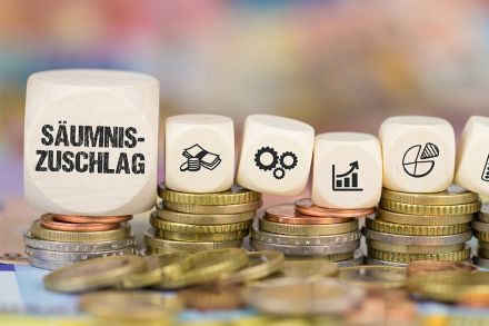 Foto: Würfel mit Aufschrift Säumniszuschlag